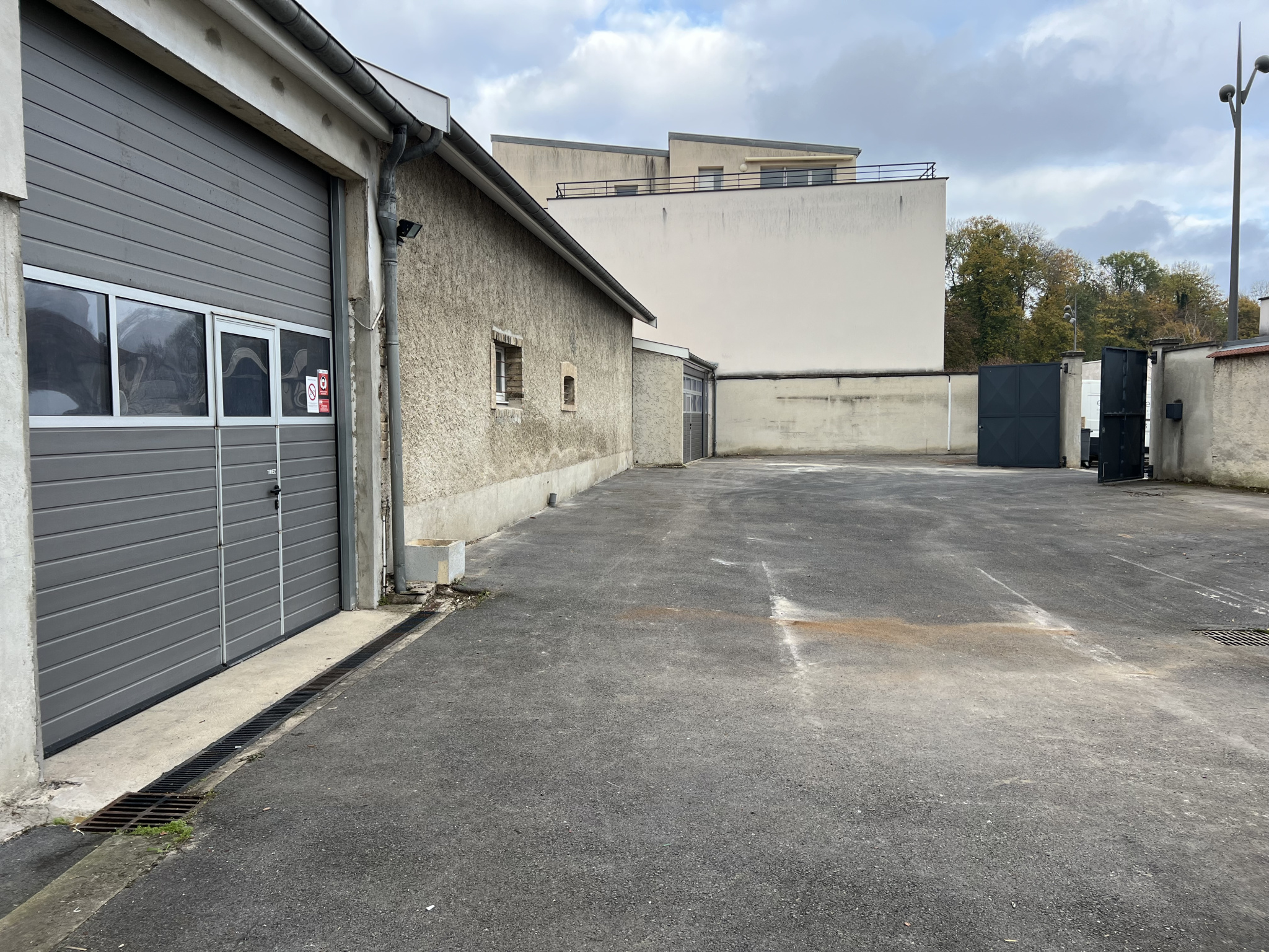 SECTEUR CORMONTREUIL - ENSEMBLE 315m2 LOCAUX PROFESSIONNELS